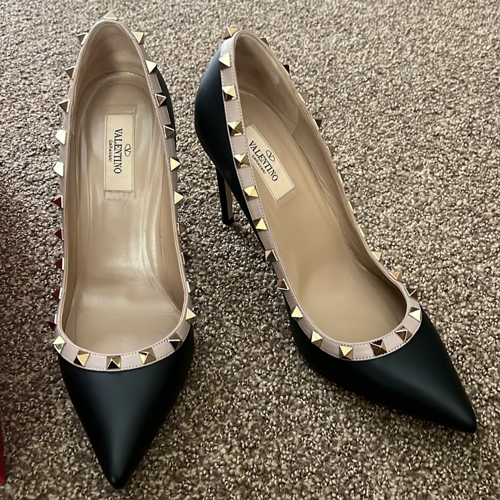 Valentino Rockstud pumps